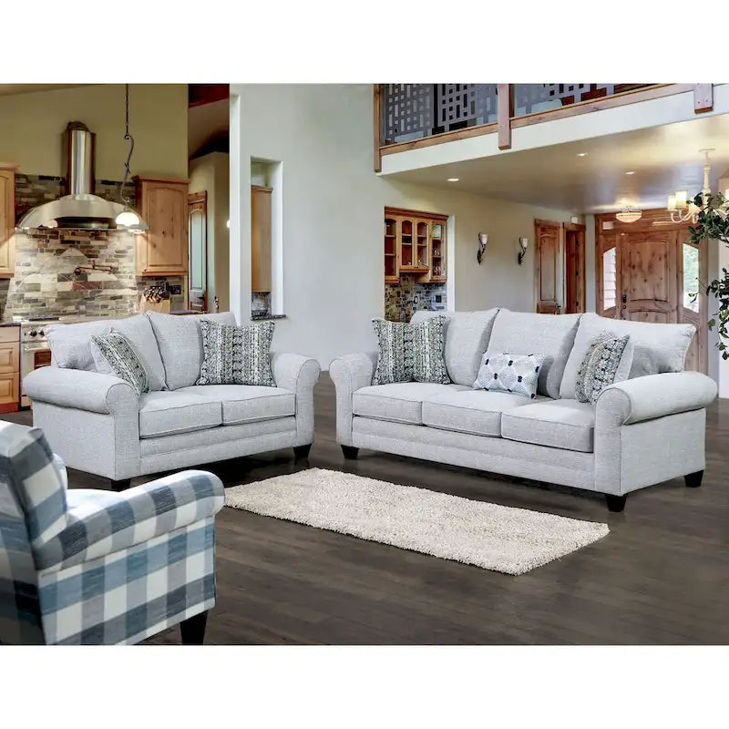 Causeuse en tissu gris de style transitoire avec oreillers