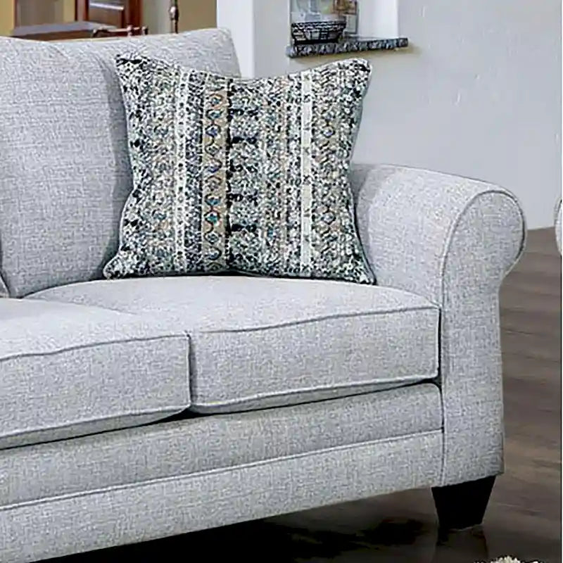 Causeuse en tissu gris de style transitoire avec oreillers