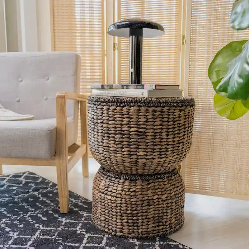 Table d'appoint de rangement 18 po en jacinthe d'eau tressée à la main, avec couvercle, forme sablier