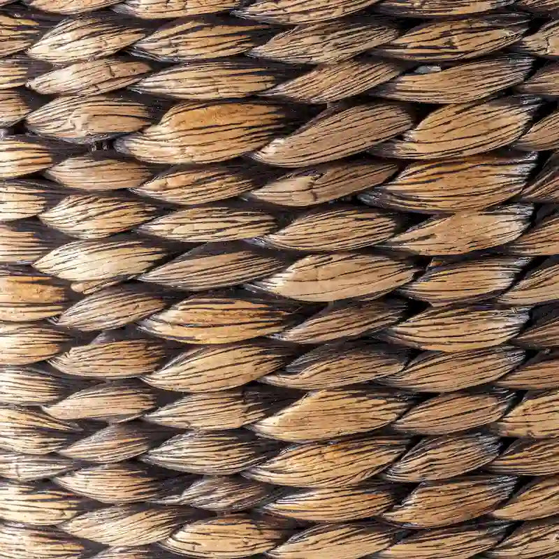 Table d'appoint de rangement 18 po en jacinthe d'eau tressée à la main, avec couvercle, forme sablier