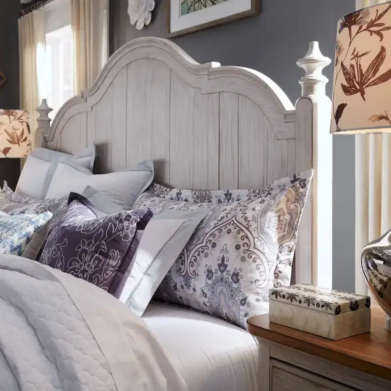 Lit à baldaquin Queen Farmhouse Reimagined Antique White avec finition Chestnut